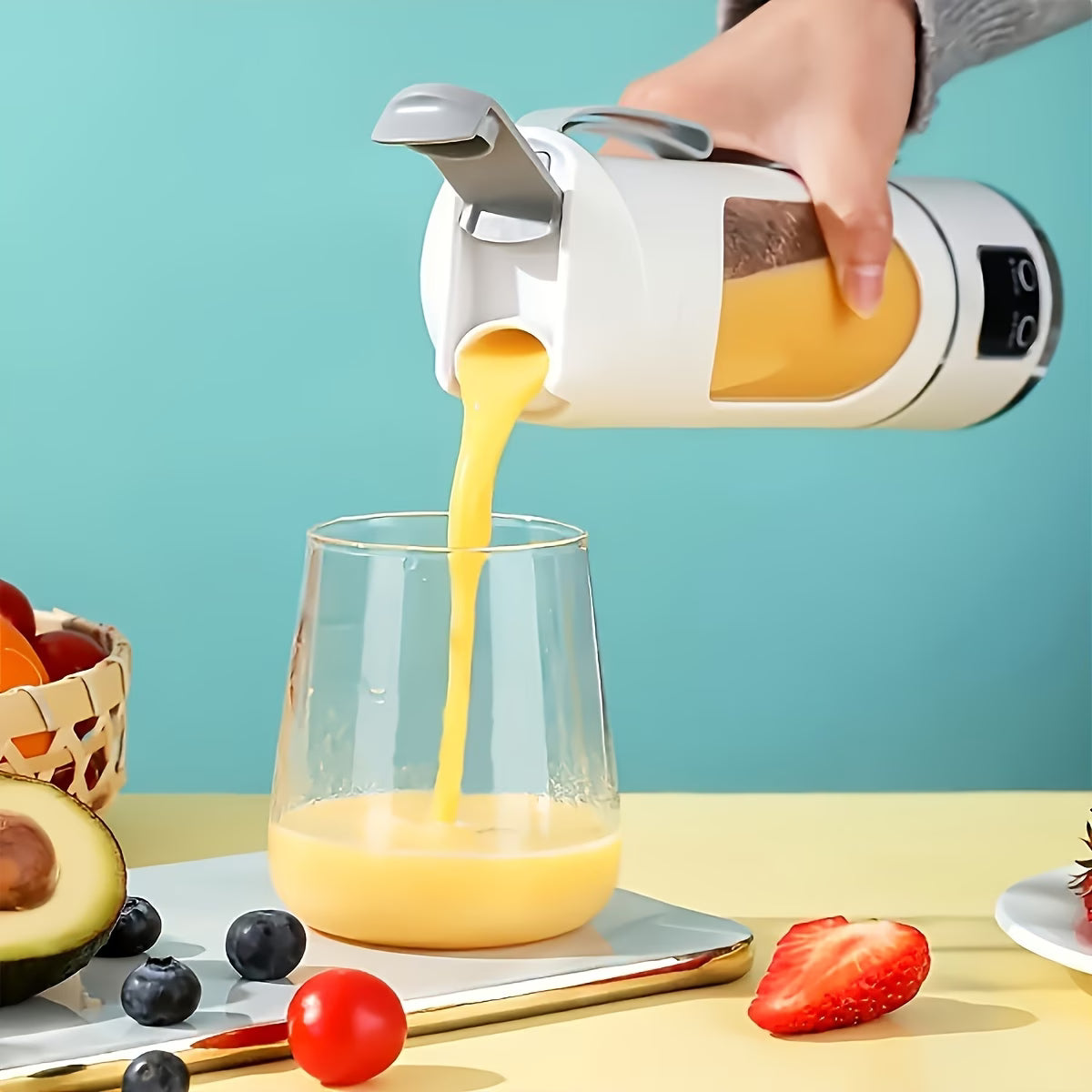 Portable personal electric blender lifestyle image